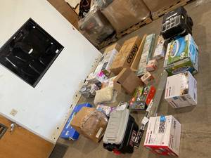 lot 704 image: Wholesale Pallet of Assorted Miscellaneous Items