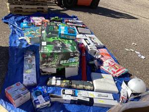 lot 711 image: Wholesale Pallet of Assorted Miscellaneous Items