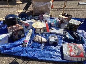 lot 714 image: Wholesale Pallet of Assorted Miscellaneous Items