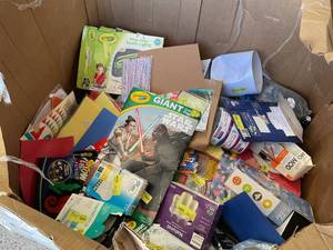 lot 715 image: Wholesale Pallet of Assorted Miscellaneous Items