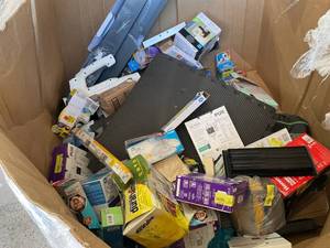 lot 716 image: Wholesale Pallet of Assorted Miscellaneous Items