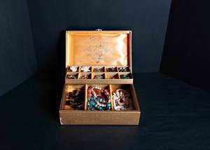 lot 123 image: Gold Jewelry Box Lot