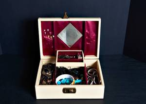 lot 124 image: Cream Jewelry Box Lot