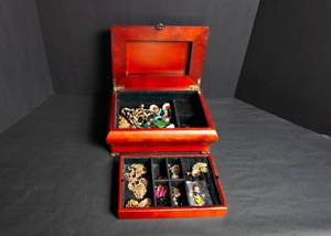 lot 125 image: Bombay Musical Wooden Jewelry Box Lot