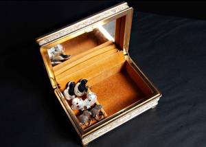lot 126 image: Jewelry Box with 3 Pair of Vintage MN State Fair Earrings