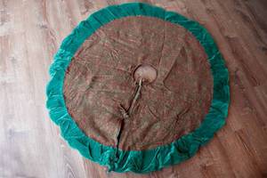lot 180 image: Pottery Barn Tree Skirt