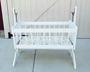 lot 6 image: Vintage Cradle