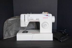 lot 190 image: Singer Sewing Machine