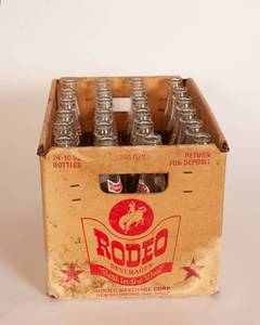 lot 31 image: Vintage Rodeo Beverage Box with Bottles