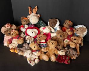 lot 82 image: Boyds Bears