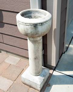 lot 70 image: Birdbath