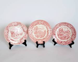 lot 55 image: Vintage Pink and White Plates