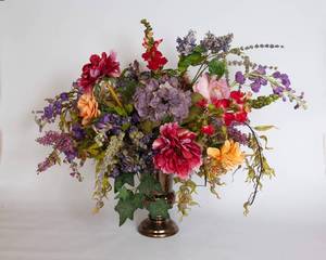 lot 59 image: Floral Arrangement