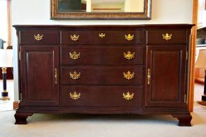 lot 2 image: Kincaid Carriage House Buffet