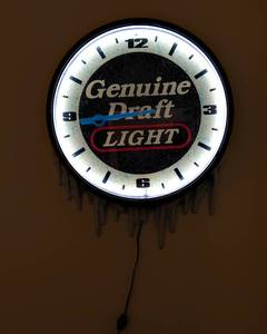 lot 27 image: Miller Genuine Draft Light up Beer Neon Clock