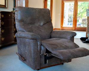 lot 85 image: La Z Boy James Collection - Silt Rocker Recliner