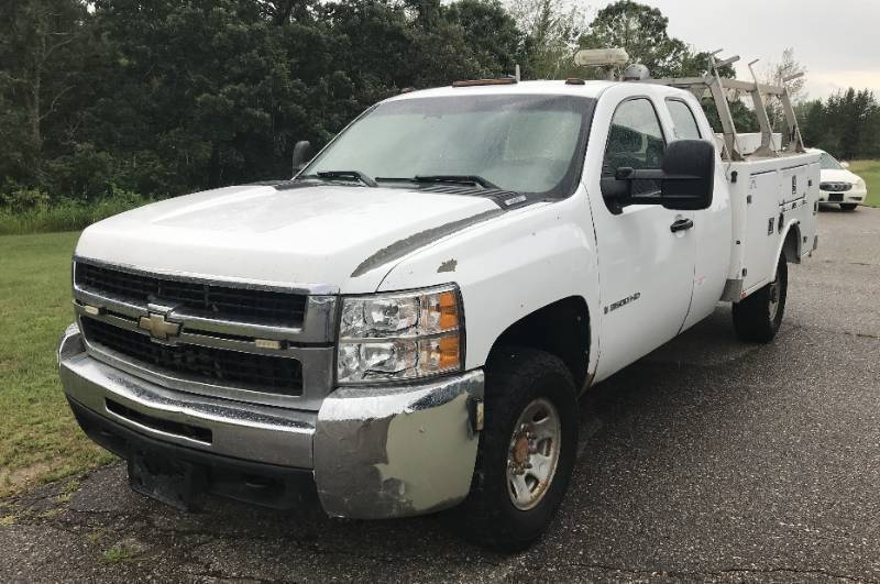 lot 2 image: 2009 Chevy Silverado 3500 HD 4x4 Utility Truck