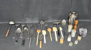 lot 86 image: Assortment of Kitchen Utensils and Measuring Spoons - 25 Pieces