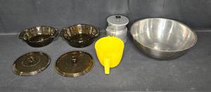 lot 91 image: Group of 4 Vintage Kitchen Bowls with Lids and Measuring Cup