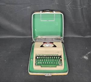 lot 131 image: Vintage Royal Typewriter with Case - Green Keys