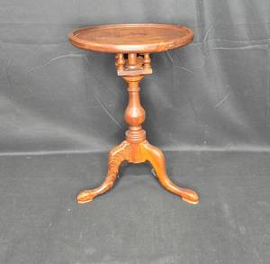 lot 139 image: Vintage Mahogany Side Table with Round Top - Elegant Design