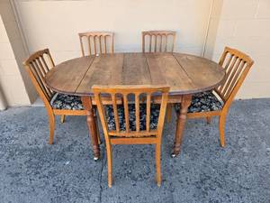 lot 142 image: Vintage Oval Dining Table with 6 Chairs - Classic Wooden Set
