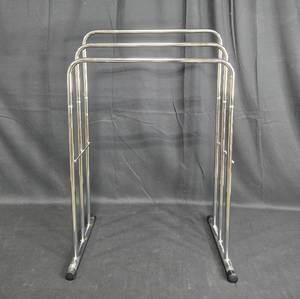 lot 21 image: Sturdy Chrome Towel RackDisplay Stand