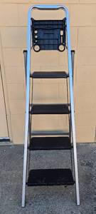 lot 35 image: Commercial Grade 4-Step Aluminum Step Ladder