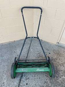lot 12 image: Scotts Classic Push Lawn Mower - Manual Reel Mower
