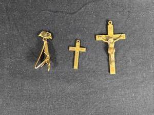 lot 36 image: Set of 3 Vintage Religious Cross Pendants and Clip - Gold Tone