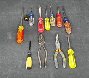 lot 233 image: Set of 12 Assorted Hand Tools - Screwdrivers and Pliers