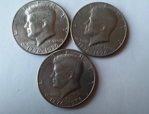 lot 446 image: Kennedy 1776-1976 BICENTENIAL Half Dollar (3)