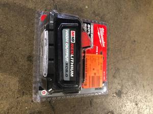 Milwaukee M18 18-Volt Lithium-Ion HIGH OUTPUT XC 8.0 Ah Battery  Customer Returns See Pictures