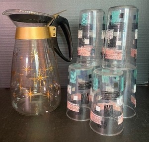 lot 2 image: Pyrex Starburst Carafe and Tumbler Set