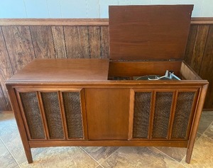 lot 17 image: Vintage RCA Victor Solid State Stereo Console