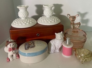 lot 32 image: Vintage Vanity Bedside Set Jeanette Pink Fawn Covered Dish