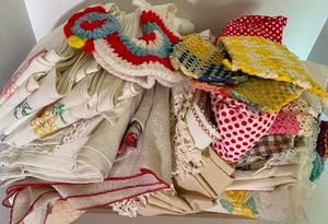 lot 48 image: Large Lot of Vintage Linens