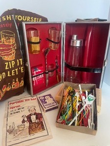 lot 70 image: Vintage Travel Bar Set with Novelty Accessories