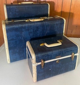 lot 76 image: Vintage 3 piece Samsonite Luggage Set Navy Blue Suitcases and Train Case