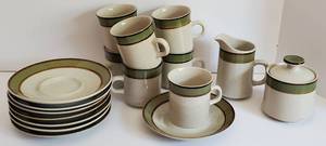 lot 82 image: Vintage Rainbow Stoneware 656 Mango (17 pieces)