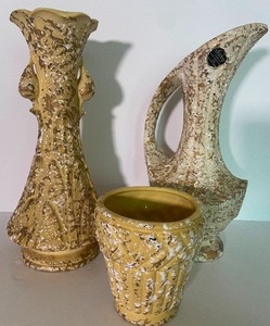 lot 135 image: MCM Vintage Savoy Pottery Set of 3 Gold Splatter Trio 24K