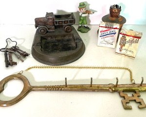 lot 138 image: Vintage OshKosh Ashtray Promo 1940s Dump Truck, Skeleton Keys LOT