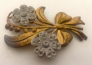 lot 235 image: Vintage 1950s BroochPin - Large Floral Design Silver  Gold Tone