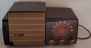 lot 290 image: Vintage General Electric Plastic Radio