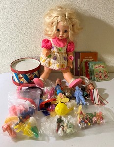 lot 261 image: Vintage Toys- 17 1964 Blonde Tiny Tell Doll, Small Figurines, Books