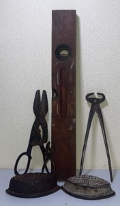 lot 252 image: Vintage Hand Tool LOT - Stanley 00 Level, Compound Lever Shear, Hoof Shear, Sad Irons
