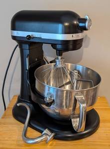 lot 11 image: KitchenAid Professional 600 Mixer