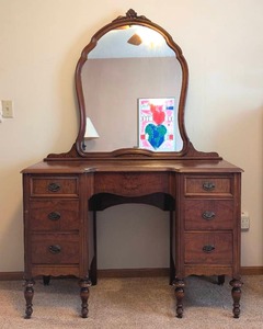lot 7 image: Mahogany and Walnut Veneer Mirrored Vanity