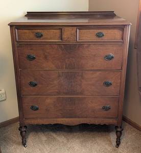 lot 8 image: Vintage Mahogany and Walnut Veneer Dresser