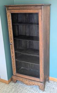 lot 22 image: Petite Vintage Oak Display Cabinet